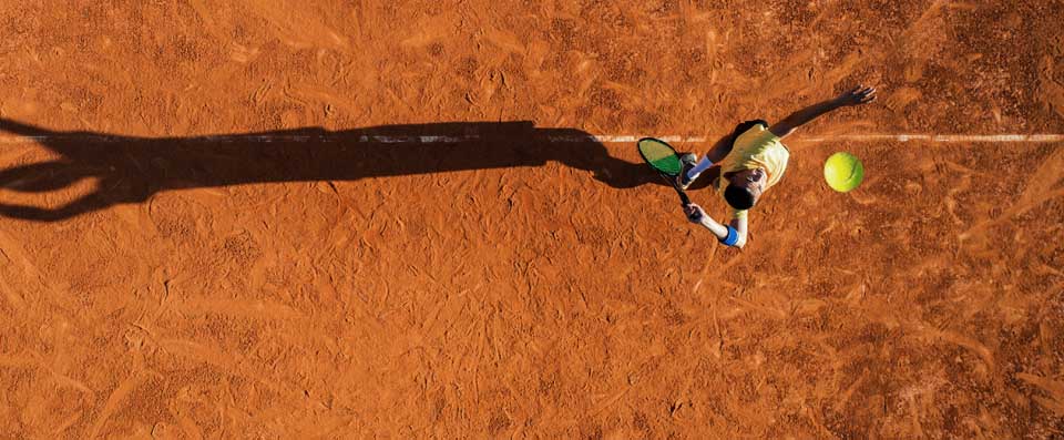 campo da tennis in terra rossa