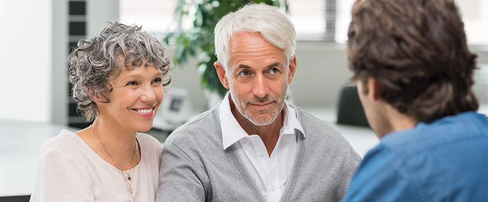 uomo e donna sorridenti che si scambiano energicamente una stretta di mano