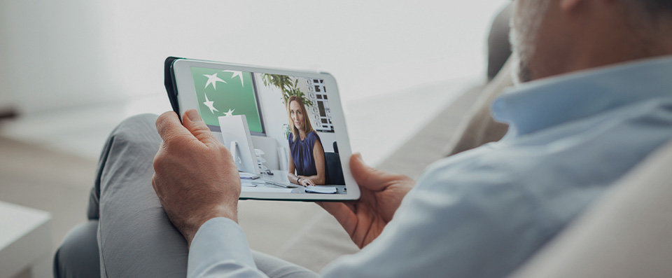 Uomo professionista in videochiamata su tablet con la sua consulente bancaria