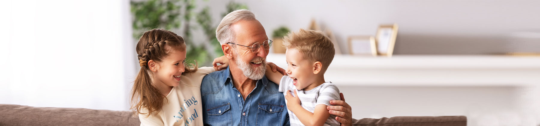 Nonno e nipotini si abbracciano