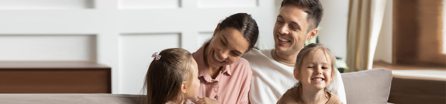 Giovane famiglia felice sul divano