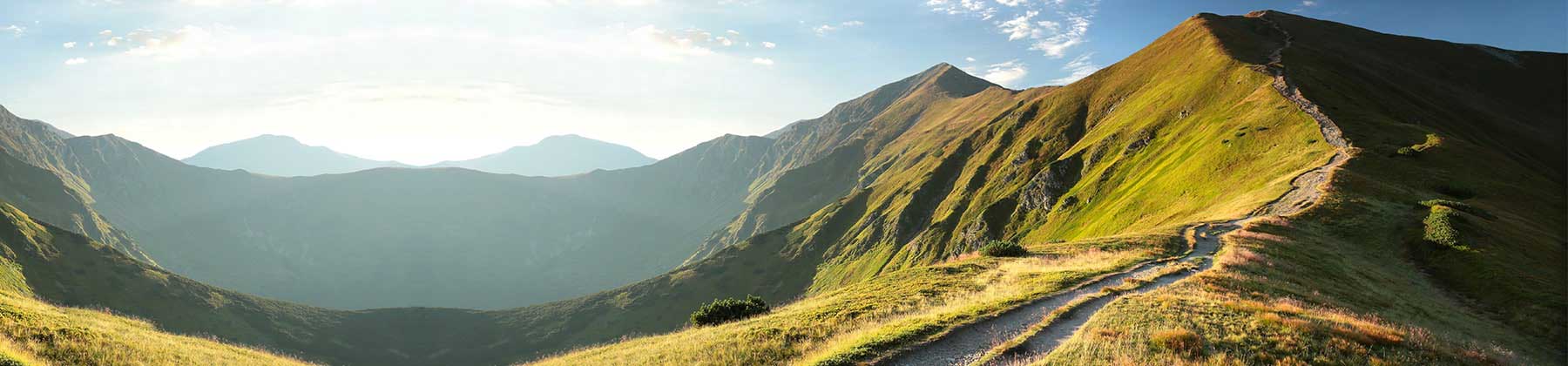 Fotografia di un sentiero di montagna che si snoda sulla cresta