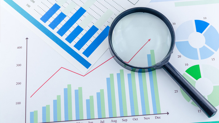 Una lente d'ingrandimento su dei grafici indica la sezione di sito BNL BNP Paribas per le operazioni di leveraged finance.