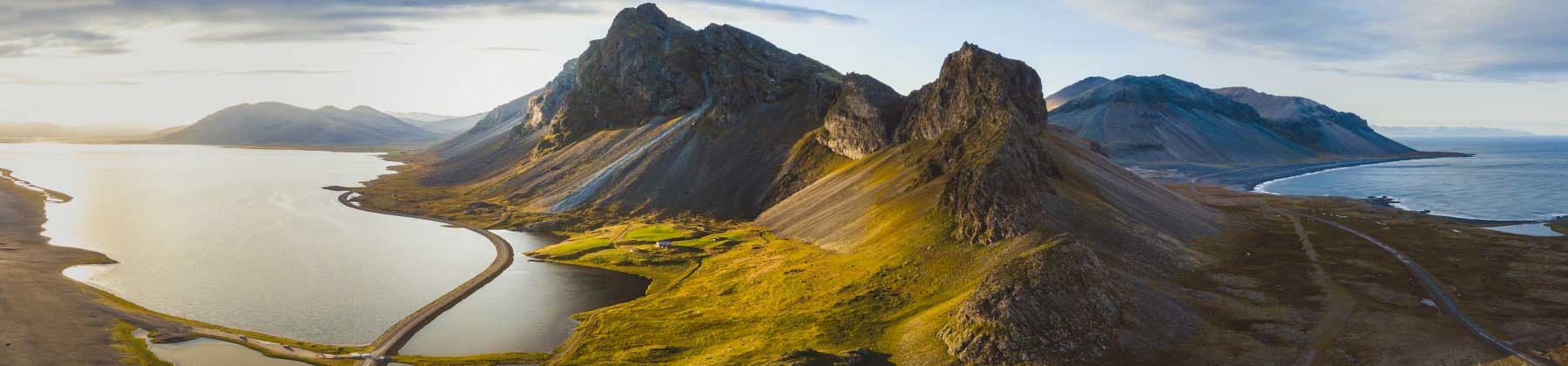 vista aerea di paesaggio con montagne circondate da acque