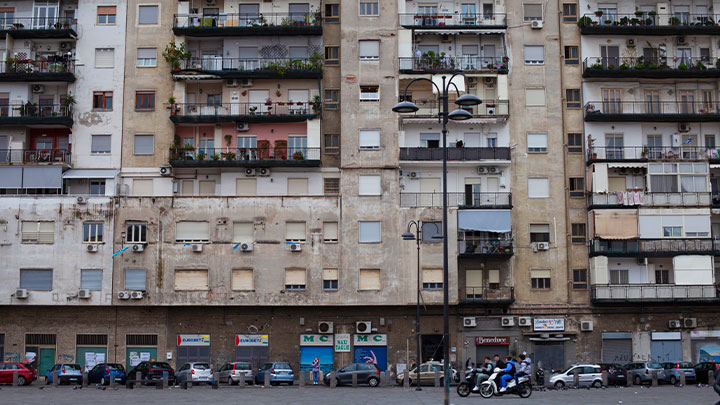 Immagine fotografica dei palazzi nel rione Doganella di Napoli