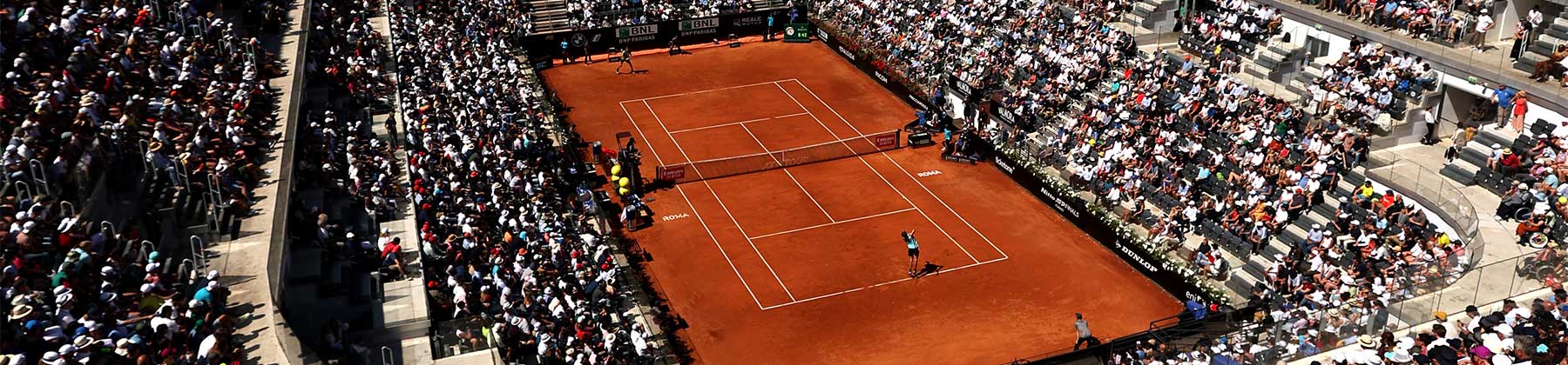 veduta dall'alto del Campo centrale in terra rossa nel complesso sportivo del Foro Italico di Roma con partita di singolo in corso e pubblico sugli spalti