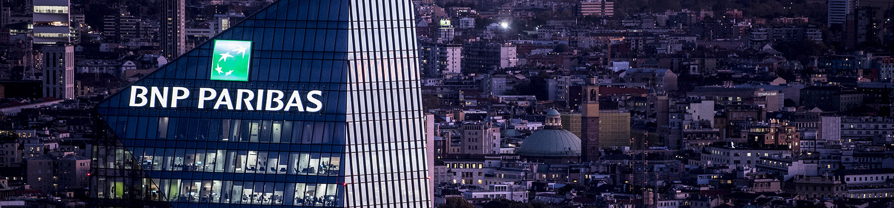 Scatto serale di Torre Diamante sede di BNL BNP Paribas che supporta strutture sanitarie e fasce fragili della popolazione.