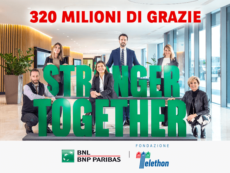 Consulenti BNL BNP Paribas intorno alla scritta Stronger Together per il traguardo raggiunto con la maratona Telethon 2021.